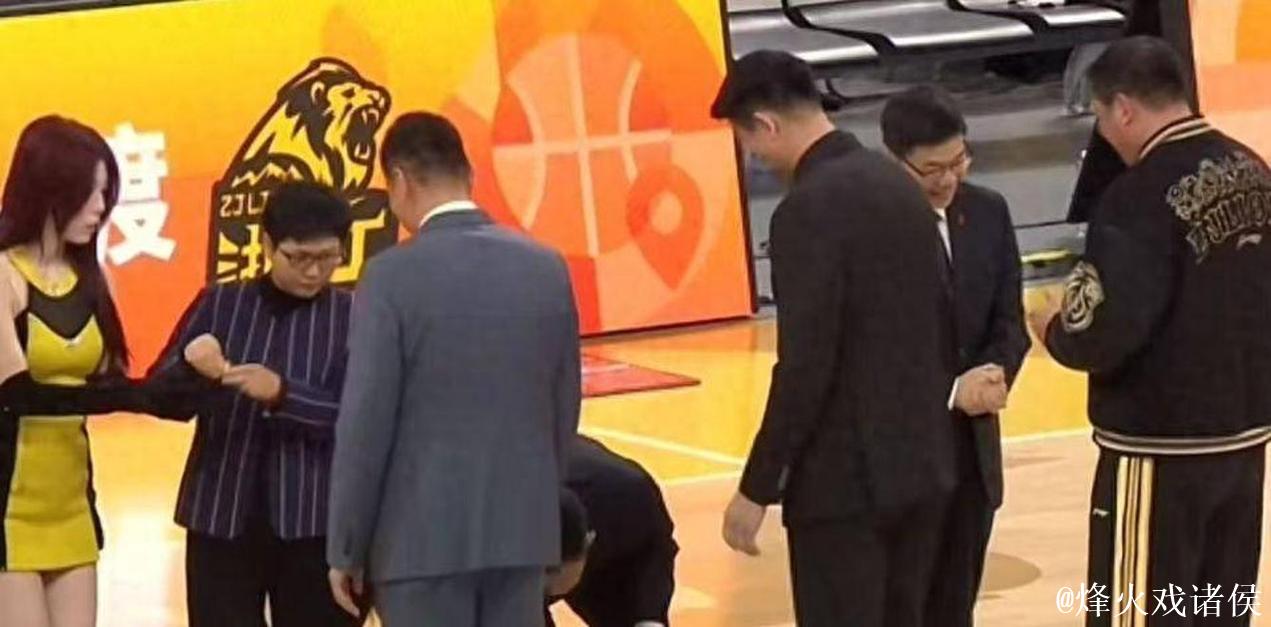 不给冠军面子?为王博颁戒指掉地上,楼明更衣室领奖,球迷:太教条了 不给冠军面子?为王博颁戒指掉地上,楼明更衣室领奖,球迷:太教条了